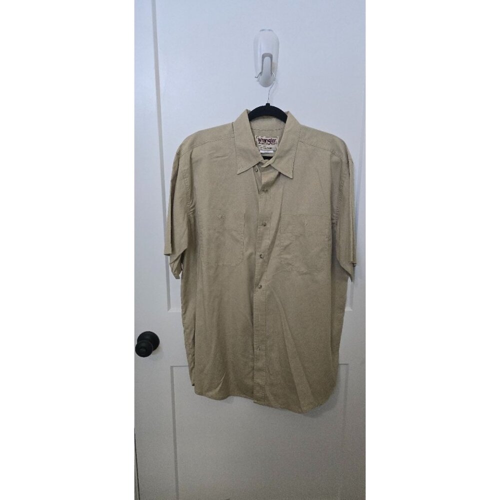 Wrangler Rugged Wear Mens Beige Wrinkle Resist Short Sleeve Button-Up Shirt XL - Picture 1 of 3